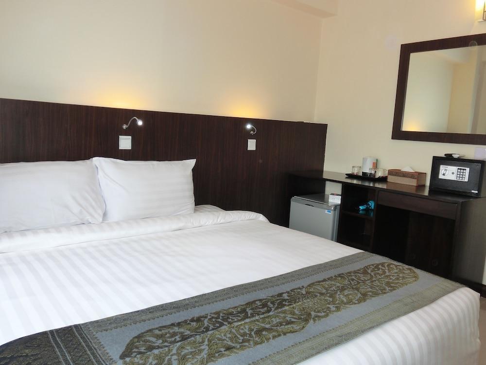 Hotel Yankin Rangoon Buitenkant foto
