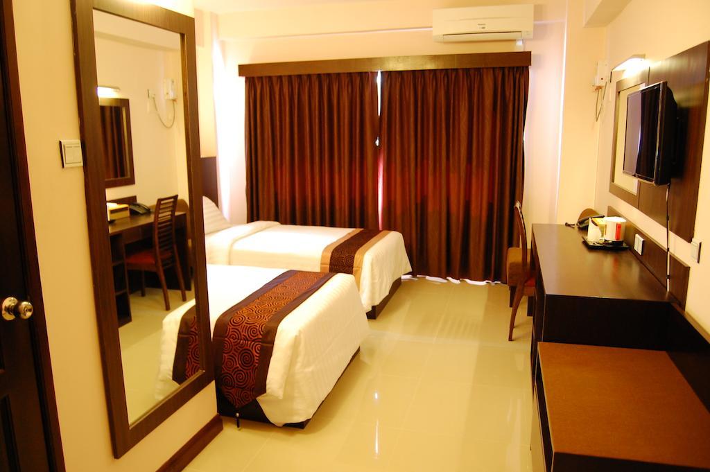 Hotel Yankin Rangoon Buitenkant foto