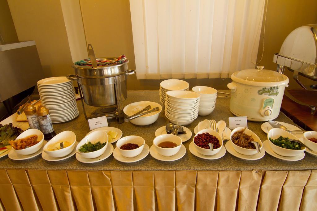 Hotel Yankin Rangoon Buitenkant foto