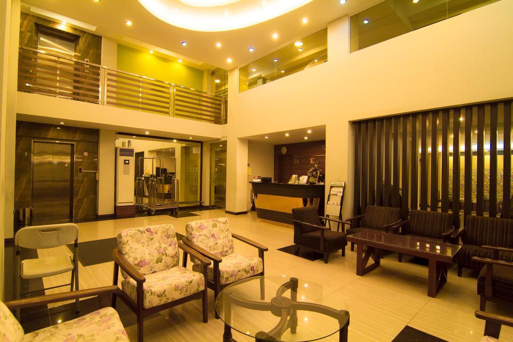 Hotel Yankin Rangoon Buitenkant foto