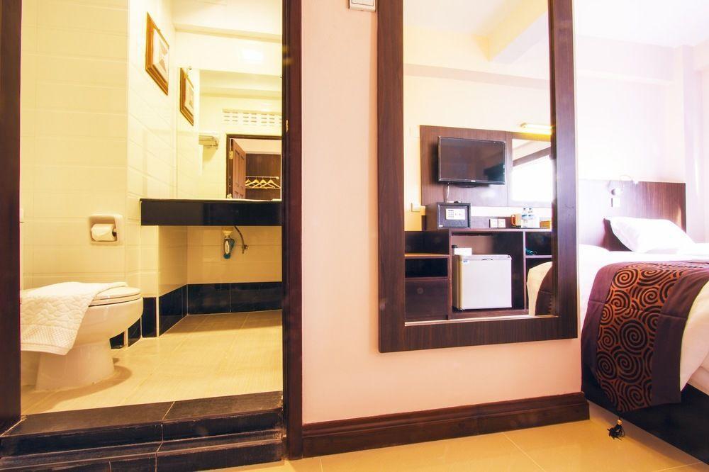 Hotel Yankin Rangoon Buitenkant foto