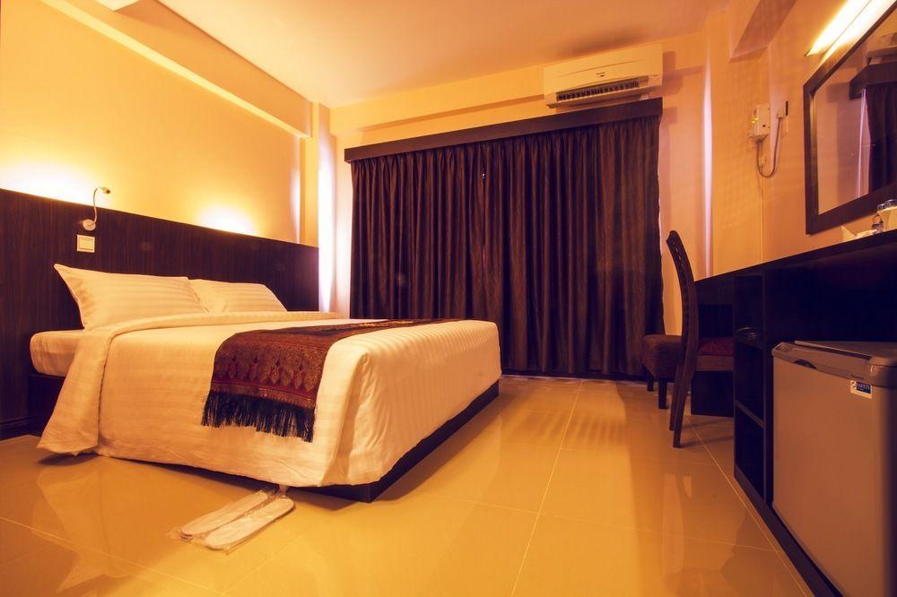 Hotel Yankin Rangoon Buitenkant foto