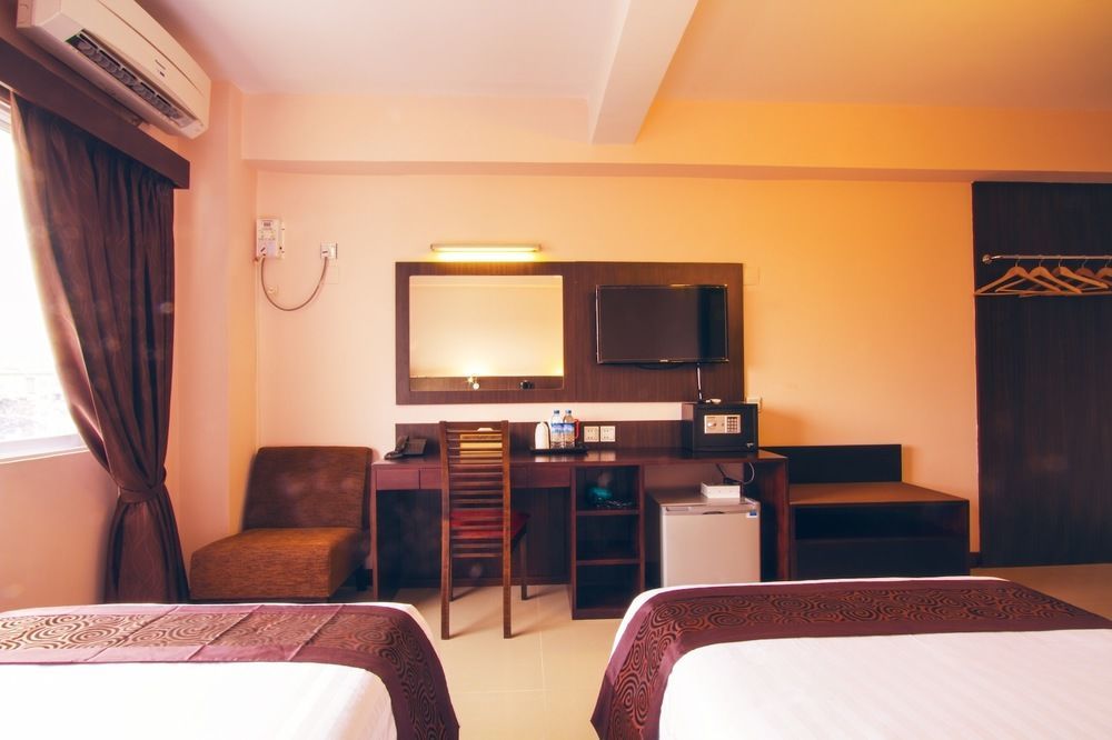 Hotel Yankin Rangoon Buitenkant foto