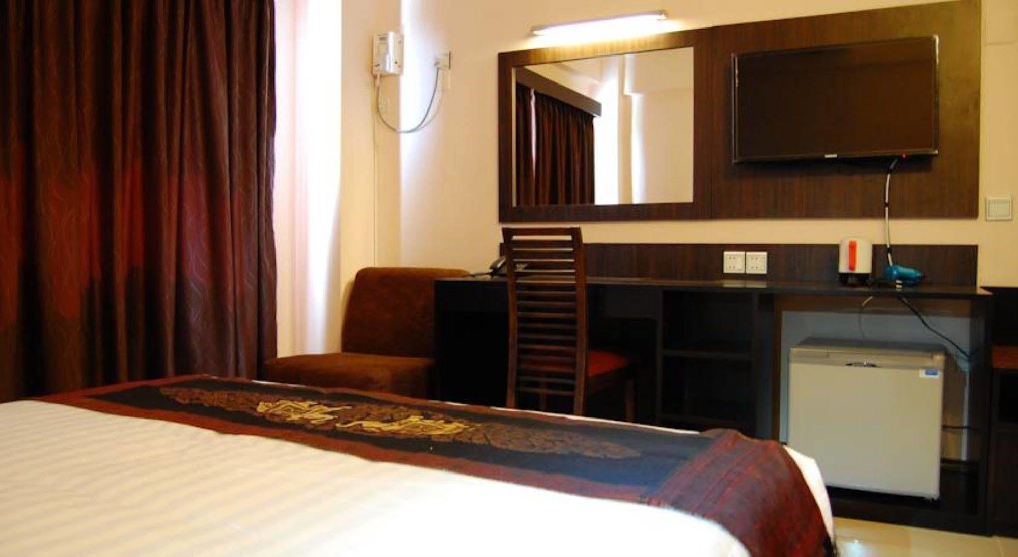 Hotel Yankin Rangoon Buitenkant foto