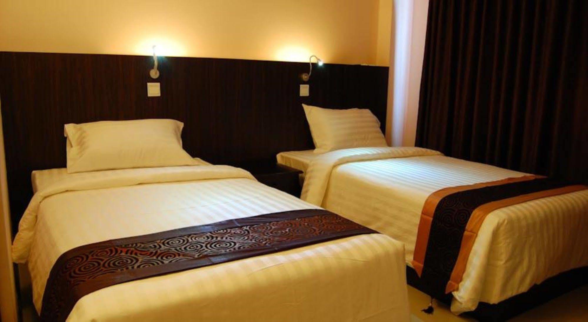 Hotel Yankin Rangoon Buitenkant foto