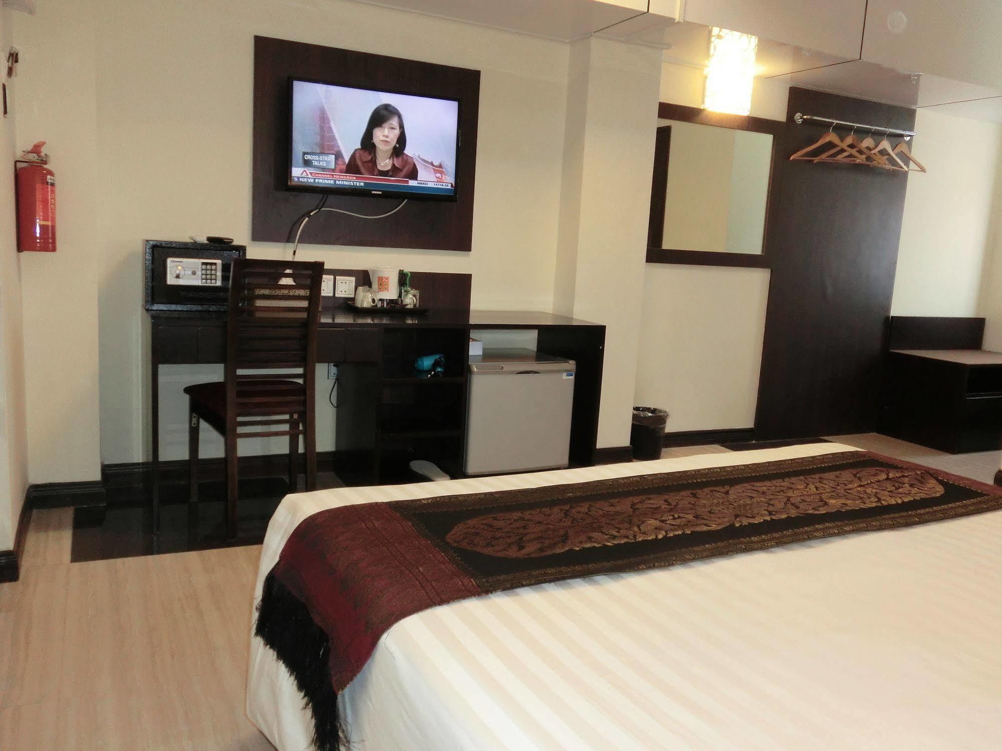 Hotel Yankin Rangoon Buitenkant foto