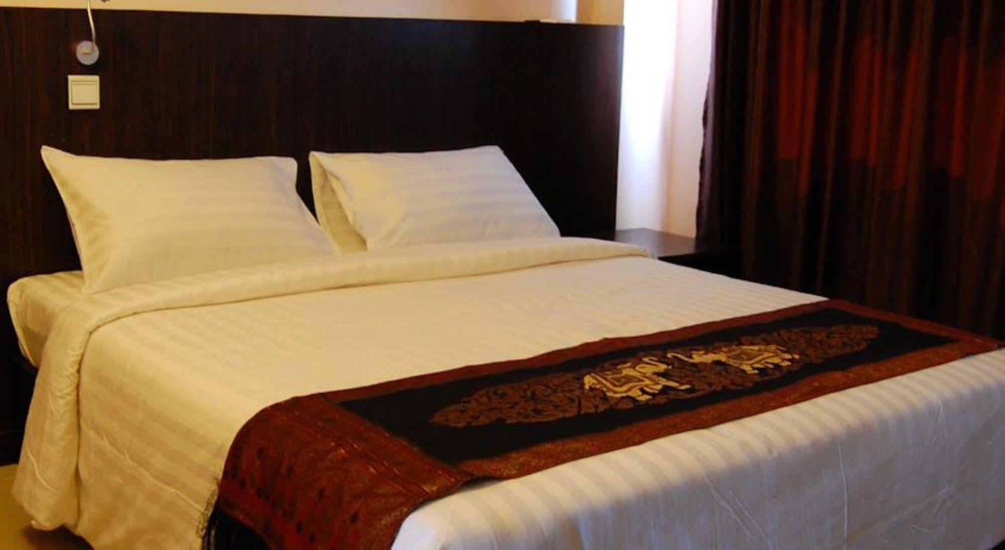 Hotel Yankin Rangoon Buitenkant foto