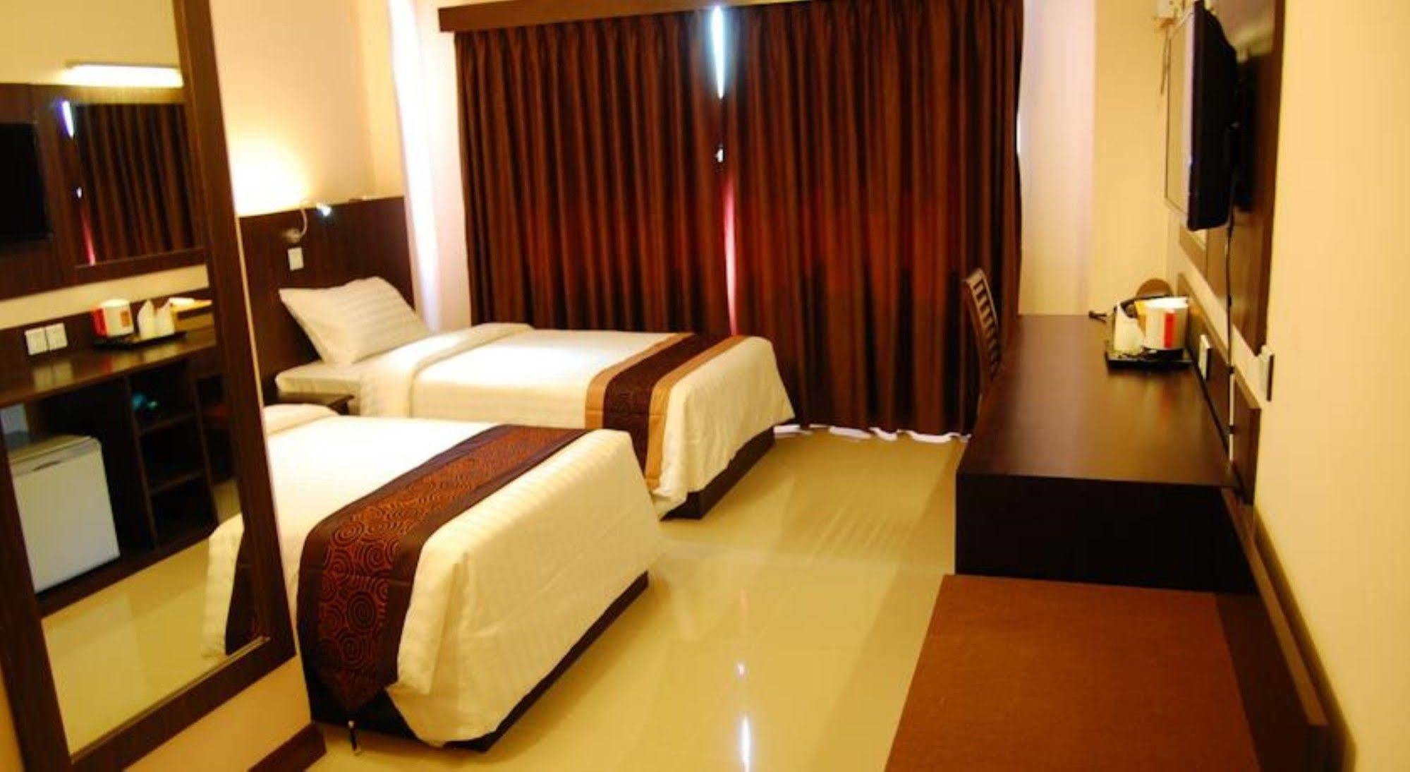 Hotel Yankin Rangoon Buitenkant foto