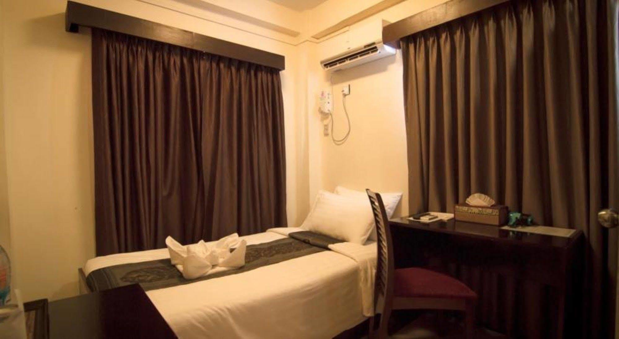 Hotel Yankin Rangoon Buitenkant foto