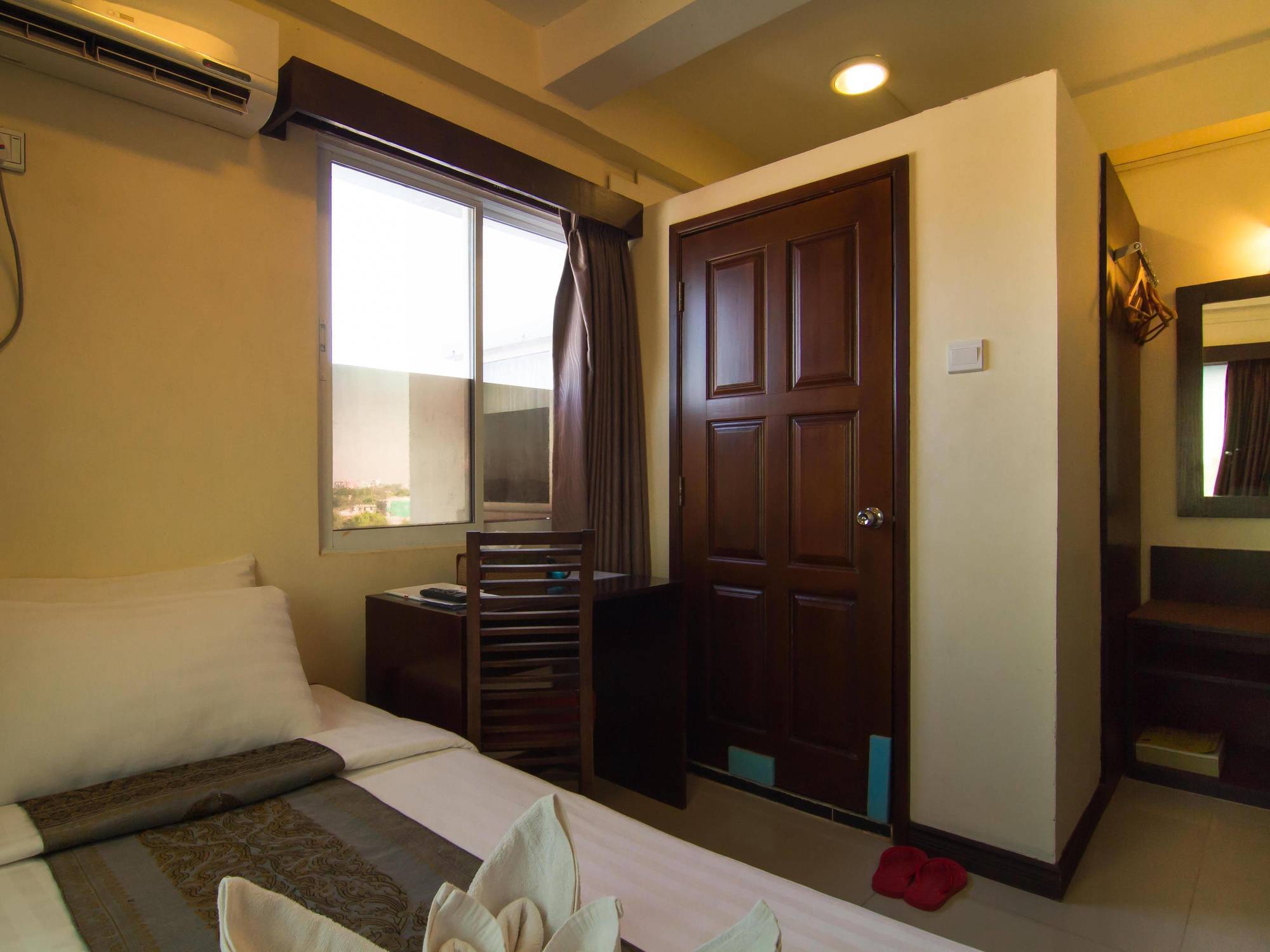 Hotel Yankin Rangoon Buitenkant foto